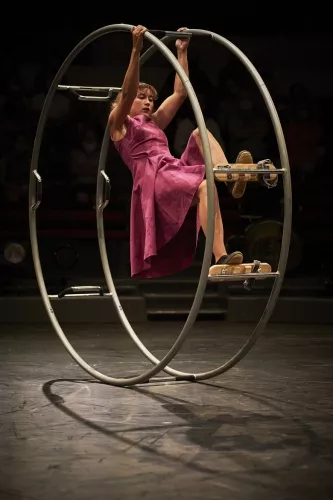 Cannelle Maire, roue Allemande, 32e promotion du Centre national des arts du cirque/CNAC de Châlons-en-Champagne