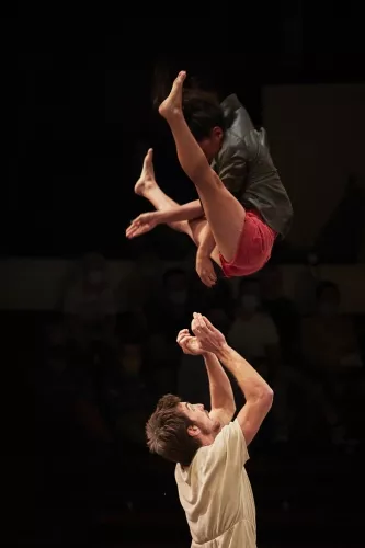 Maria Jesus Penjean Puig, portés acrobatiques, 32e promotion du Centre national des arts du cirque/CNAC de Châlons-en-Champagne