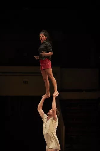 Maria Jesus Penjean Puig, portés acrobatiques, 32e promotion du Centre national des arts du cirque/CNAC de Châlons-en-Champagne