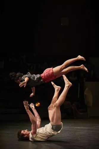 Maria Jesus Penjean Puig, portés acrobatiques, 32e promotion du Centre national des arts du cirque/CNAC de Châlons-en-Champagne