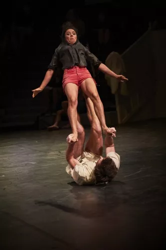 Maria Jesus Penjean Puig, portés acrobatiques, 32e promotion du Centre national des arts du cirque/CNAC de Châlons-en-Champagne