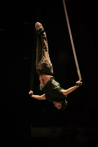 Mohamed Rarhib, sangles, 32e promotion du Centre national des arts du cirque/CNAC de Châlons-en-Champagne