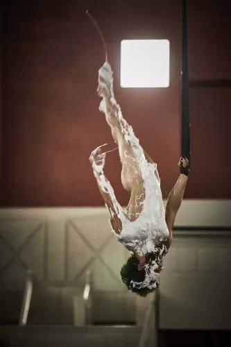 Erwan Tarlet, sangles, 32e promotion du Centre national des arts du cirque/CNAC de Châlons-en-Champagne