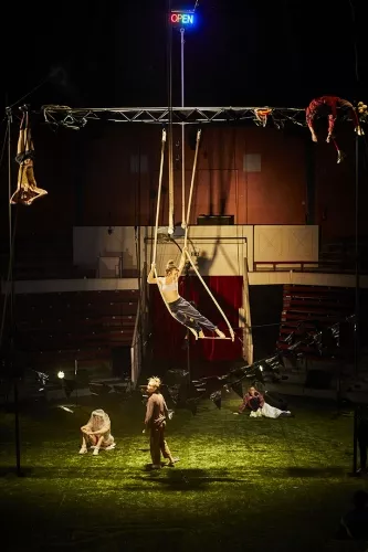 AFTER ALL, spectacle de fin d'études de la 33e promotion du Centre national des arts du cirque/CNAC de Châlons-en-Champagne - Direction artistique Séverine Chavrier