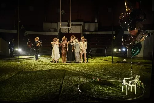 AFTER ALL, spectacle de fin d'études de la 33e promotion du Centre national des arts du cirque/CNAC de Châlons-en-Champagne - Direction artistique Séverine Chavrier