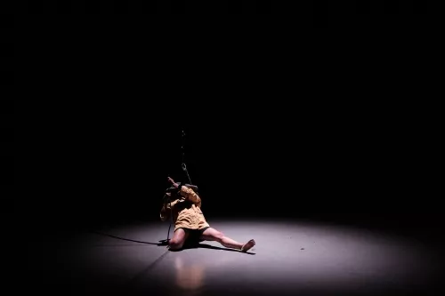 Réhane Arabi, corde lisse, 33e promotion du Centre national des arts du cirque / CNAC de Châlons-en-Champagne