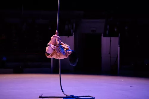 Réhane Arabi, corde lisse, 33e promotion du Centre national des arts du cirque / CNAC de Châlons-en-Champagne