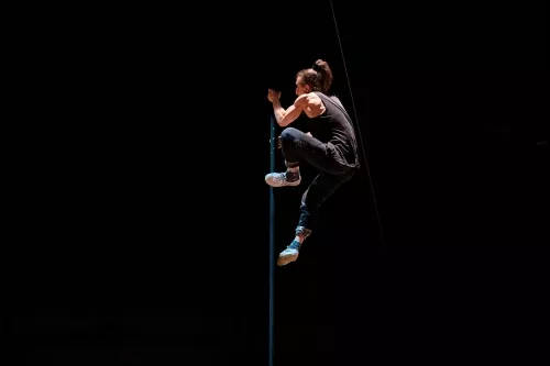 Andrea Cutri, mât chinois, 33e promotion du Centre national des arts du cirque / CNAC de Châlons-en-Champagne