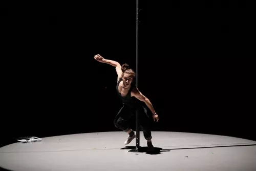 Andrea Cutri, mât chinois, 33e promotion du Centre national des arts du cirque / CNAC de Châlons-en-Champagne