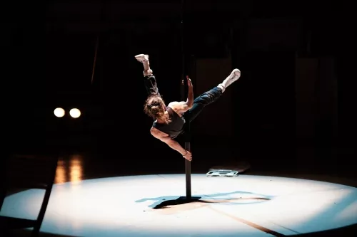 Andrea Cutri, mât chinois, 33e promotion du Centre national des arts du cirque / CNAC de Châlons-en-Champagne