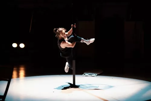 Andrea Cutri, mât chinois, 33e promotion du Centre national des arts du cirque / CNAC de Châlons-en-Champagne