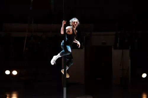 Andrea Cutri, mât chinois, 33e promotion du Centre national des arts du cirque / CNAC de Châlons-en-Champagne