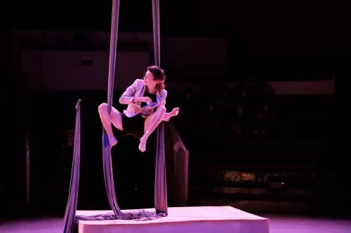 Debora Fransolin Pires de Almeida, tissus, 33e promotion du Centre national des arts du cirque / CNAC de Châlons-en-Champagne