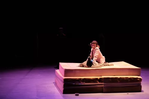 Debora Fransolin Pires de Almeida, tissus, 33e promotion du Centre national des arts du cirque / CNAC de Châlons-en-Champagne