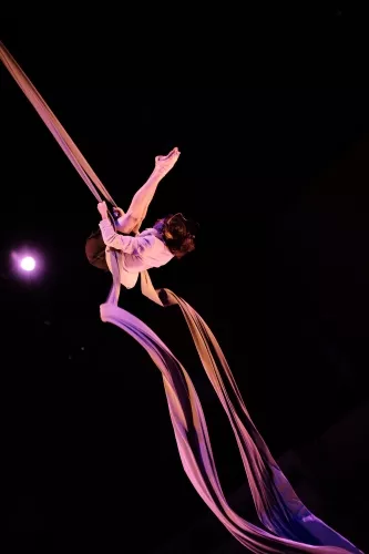 Debora Fransolin Pires de Almeida, tissus, 33e promotion du Centre national des arts du cirque / CNAC de Châlons-en-Champagne