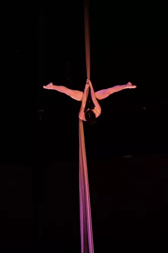Debora Fransolin Pires de Almeida, tissus, 33e promotion du Centre national des arts du cirque / CNAC de Châlons-en-Champagne