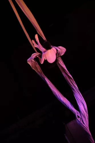 Debora Fransolin Pires de Almeida, tissus, 33e promotion du Centre national des arts du cirque / CNAC de Châlons-en-Champagne