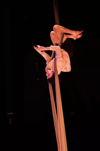 Debora Fransolin Pires de Almeida, tissus, 33e promotion du Centre national des arts du cirque / CNAC de Châlons-en-Champagne