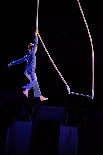 Helena Humm, trapèze fixe, 33e promotion du Centre national des arts du cirque / CNAC de Châlons-en-Champagne