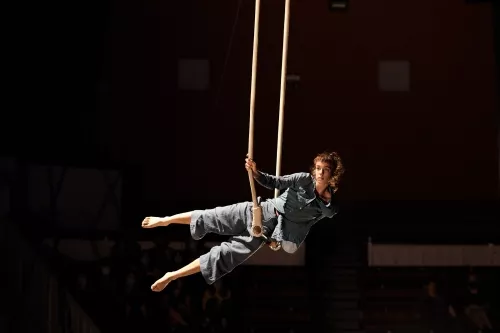 Helena Humm, trapèze fixe, 33e promotion du Centre national des arts du cirque / CNAC de Châlons-en-Champagne