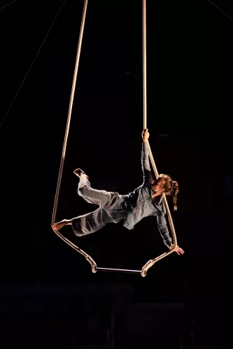 Helena Humm, trapèze fixe, 33e promotion du Centre national des arts du cirque / CNAC de Châlons-en-Champagne