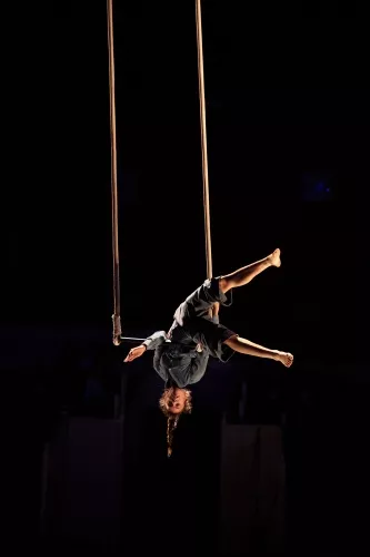 Helena Humm, trapèze fixe, 33e promotion du Centre national des arts du cirque / CNAC de Châlons-en-Champagne