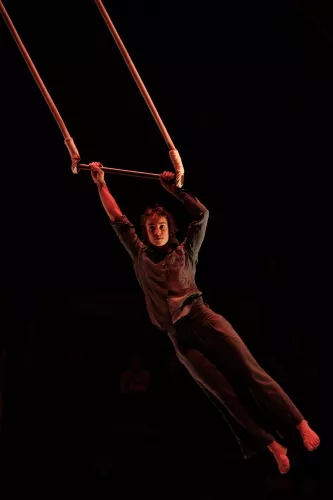 Helena Humm, trapèze fixe, 33e promotion du Centre national des arts du cirque / CNAC de Châlons-en-Champagne