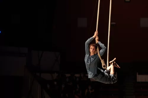 Helena Humm, trapèze fixe, 33e promotion du Centre national des arts du cirque / CNAC de Châlons-en-Champagne