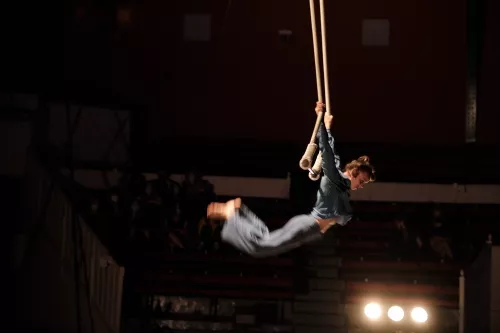 Helena Humm, trapèze fixe, 33e promotion du Centre national des arts du cirque / CNAC de Châlons-en-Champagne