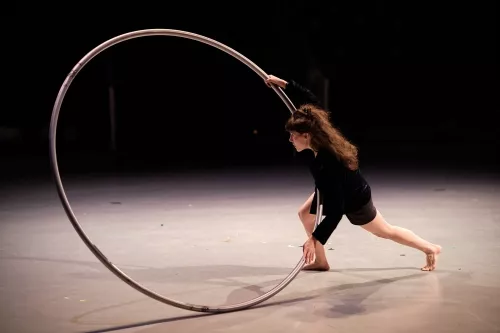 Kim Marro, roue Cyr, 33e promotion du Centre national des arts du cirque / CNAC de Châlons-en-Champagne