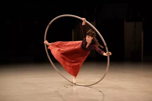 Kim Marro, roue Cyr, 33e promotion du Centre national des arts du cirque / CNAC de Châlons-en-Champagne