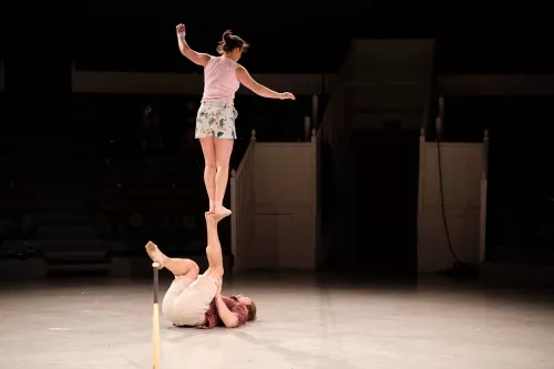 Xavier Mermod et Patricia Minder, portés acrobatiques, 33e promotion du Centre national des arts du cirque / CNAC de Châlons-en-Champagne
