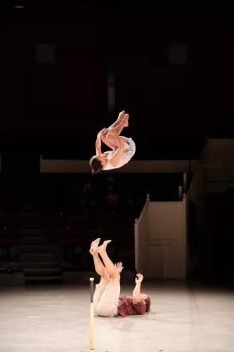 Xavier Mermod et Patricia Minder, portés acrobatiques, 33e promotion du Centre national des arts du cirque / CNAC de Châlons-en-Champagne