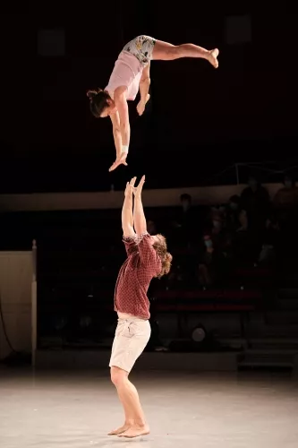Xavier Mermod et Patricia Minder, portés acrobatiques, 33e promotion du Centre national des arts du cirque / CNAC de Châlons-en-Champagne