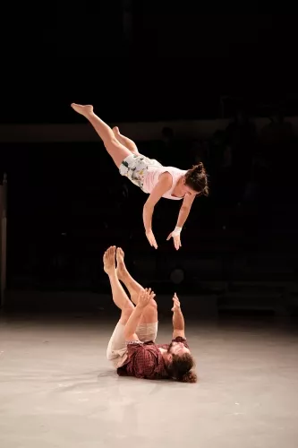 Xavier Mermod et Patricia Minder, portés acrobatiques, 33e promotion du Centre national des arts du cirque / CNAC de Châlons-en-Champagne
