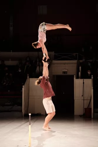 Xavier Mermod et Patricia Minder, portés acrobatiques, 33e promotion du Centre national des arts du cirque / CNAC de Châlons-en-Champagne