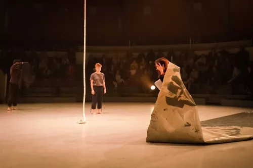 Alice Binando, corde lisse, 34e promotion du Centre national des arts du cirque / CNAC de Châlons-en-Champagne