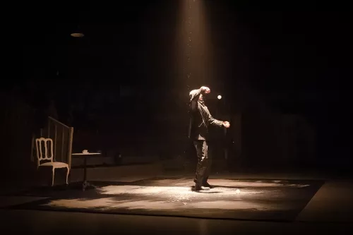 Julien Ladenburger, Jonglerie, 34e promotion du Centre national des arts du cirque / CNAC de Châlons-en-Champagne