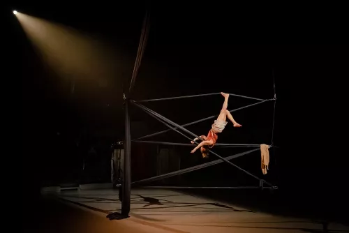 Carolina Moreira Dos Santos, tissus, 34e promotion du Centre national des arts du cirque / CNAC de Châlons-en-Champagne