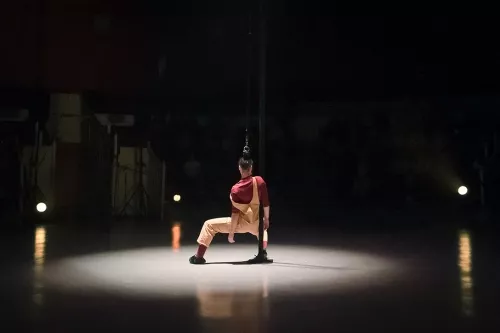 Pauline Olivier de Sardan, mât chinois, 34e promotion du Centre national des arts du cirque / CNAC de Châlons-en-Champagne