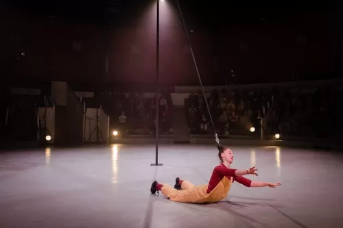 Pauline Olivier de Sardan, mât chinois, 34e promotion du Centre national des arts du cirque / CNAC de Châlons-en-Champagne