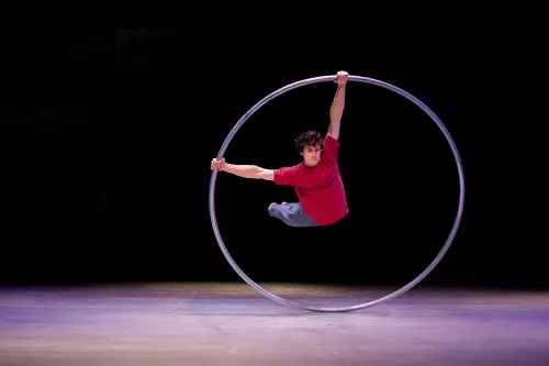 Théo Touvet, Roue Cyr, 27e promotion du Centre national des arts du cirque/CNAC de Châlons-en-Champagne