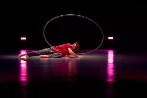 Théo Touvet, Roue Cyr, 27e promotion du Centre national des arts du cirque/CNAC de Châlons-en-Champagne