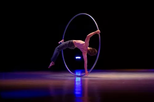 Théo Touvet, Roue Cyr, 27e promotion du Centre national des arts du cirque/CNAC de Châlons-en-Champagne