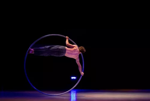 Théo Touvet, Roue Cyr, 27e promotion du Centre national des arts du cirque/CNAC de Châlons-en-Champagne