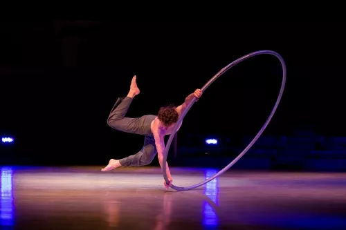 Théo Touvet, Roue Cyr, 27e promotion du Centre national des arts du cirque/CNAC de Châlons-en-Champagne
