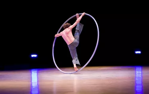 Théo Touvet, Roue Cyr, 27e promotion du Centre national des arts du cirque/CNAC de Châlons-en-Champagne