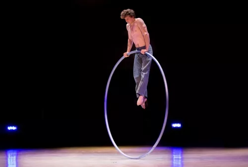 Théo Touvet, Roue Cyr, 27e promotion du Centre national des arts du cirque/CNAC de Châlons-en-Champagne