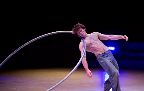 Théo Touvet, Roue Cyr, 27e promotion du Centre national des arts du cirque/CNAC de Châlons-en-Champagne