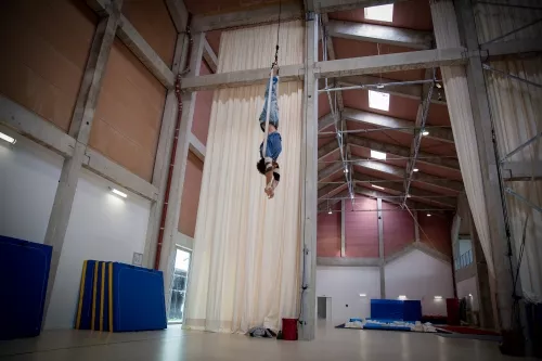 Théo Baroukh, sangles, 28e promotion du Centre national des arts du cirque/CNAC de Châlons-en-Champagne 